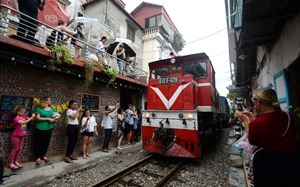 Hanoi Train Street a global top attraction experiencing overtourism